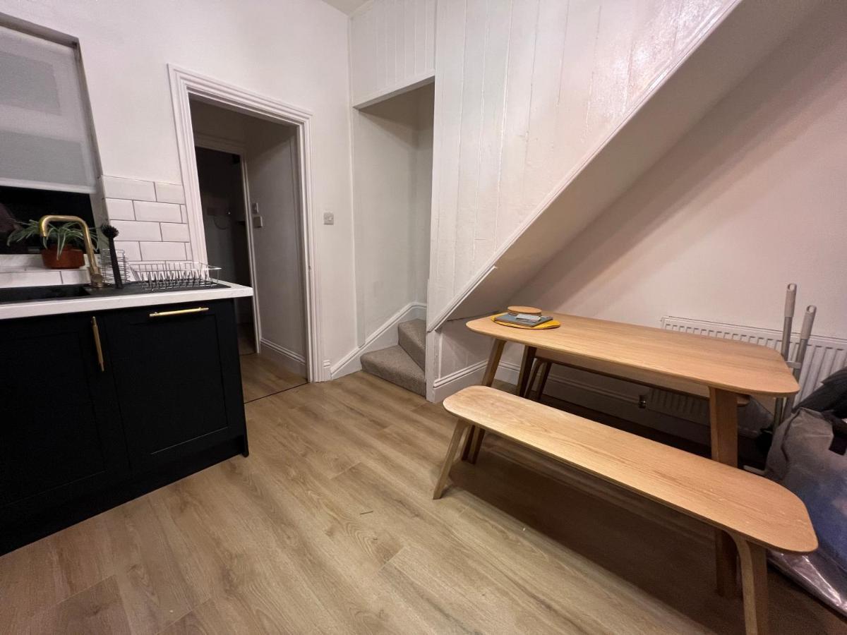 Altrincham Terrace - 2 Bedroom House - Free Parking - Sleeps 6 - Near Tram Stop Manchester