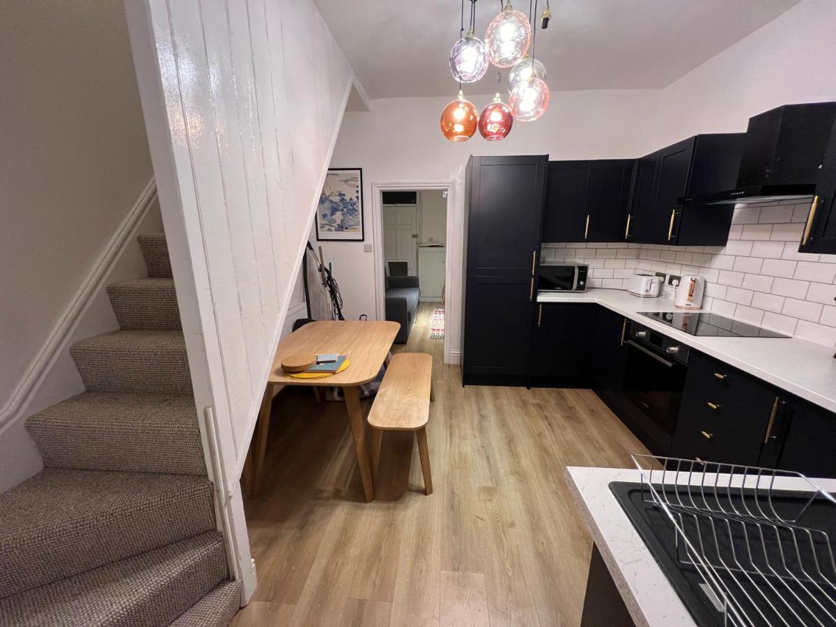 Altrincham Terrace - 2 Bedroom House - Free Parking - Sleeps 6 - Near Tram Stop *