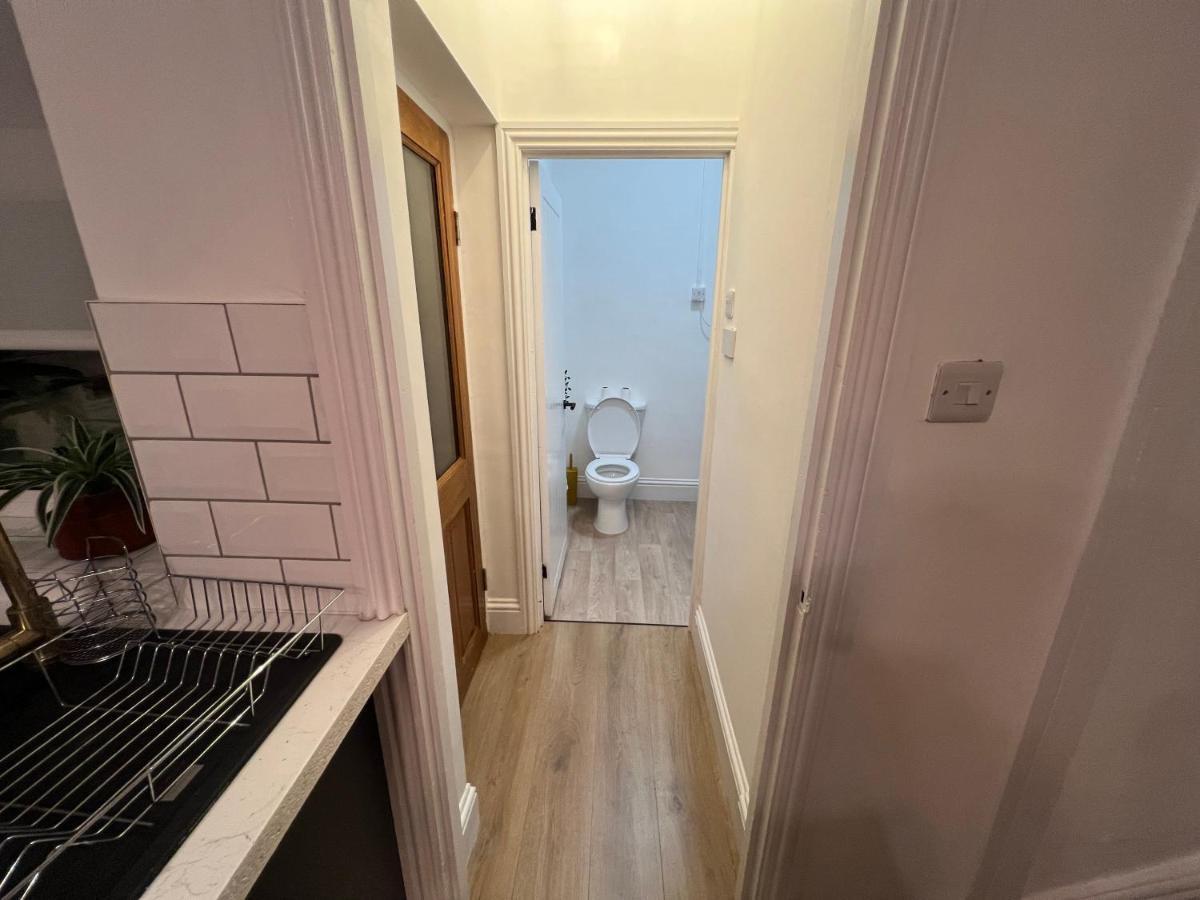 Holiday home Altrincham Terrace - 2 Bedroom House - Free Parking - Sleeps 6 - Near Tram Stop *