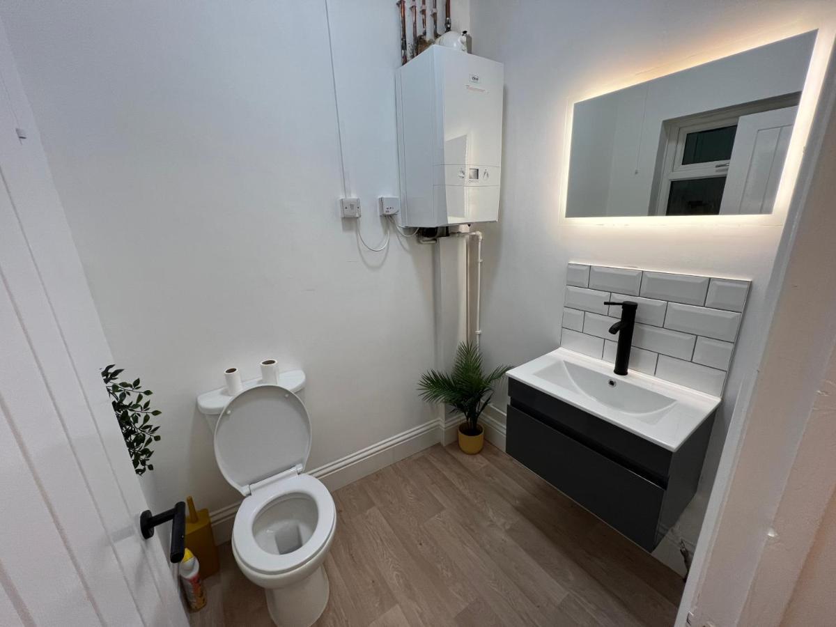 Altrincham Terrace - 2 Bedroom House - Free Parking - Sleeps 6 - Near Tram Stop Holiday home Manchester