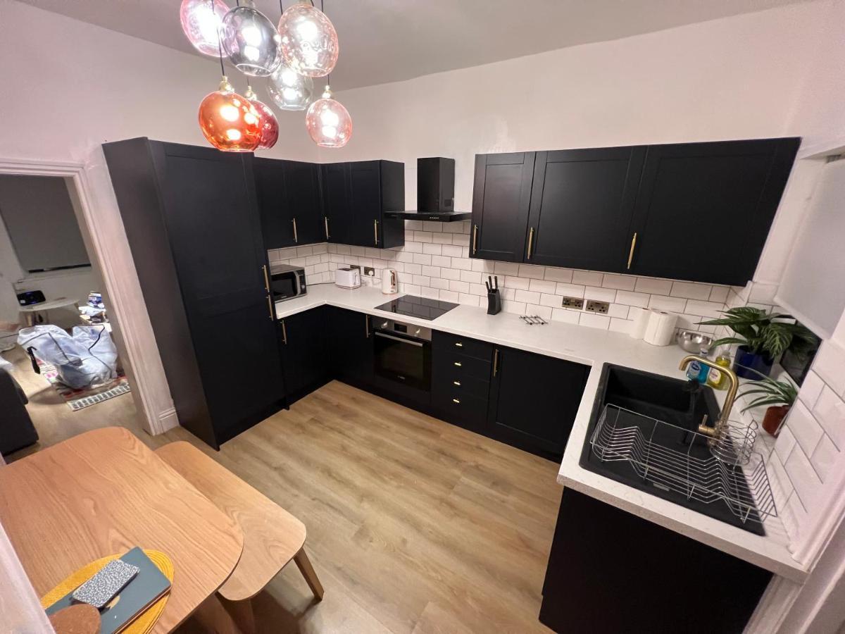 Holiday home Altrincham Terrace - 2 Bedroom House - Free Parking - Sleeps 6 - Near Tram Stop *