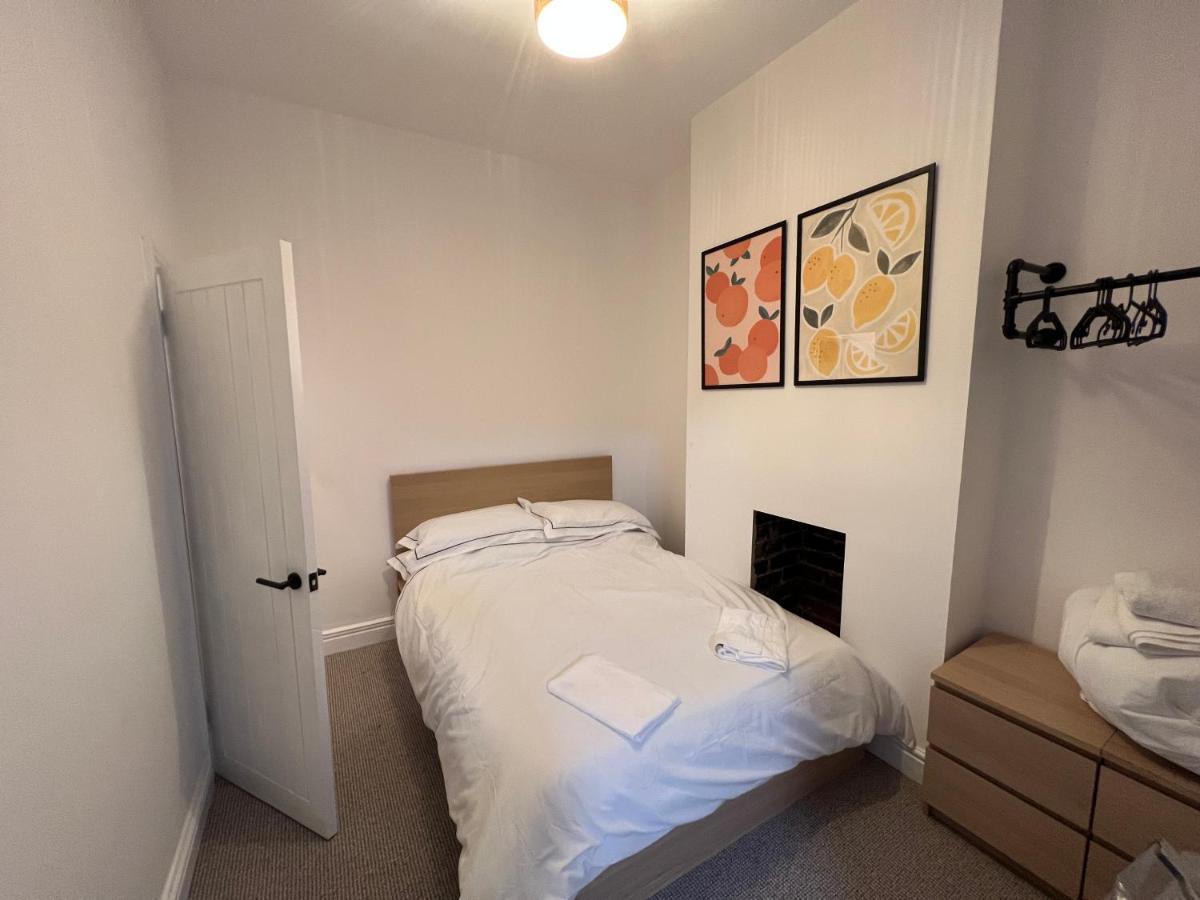 Altrincham Terrace - 2 Bedroom House - Free Parking - Sleeps 6 - Near Tram Stop * Manchester