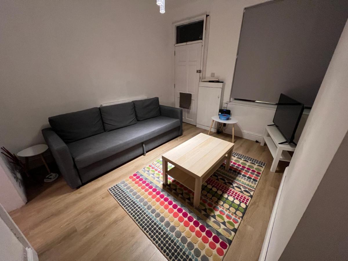 Altrincham Terrace - 2 Bedroom House - Free Parking - Sleeps 6 - Near Tram Stop Manchester