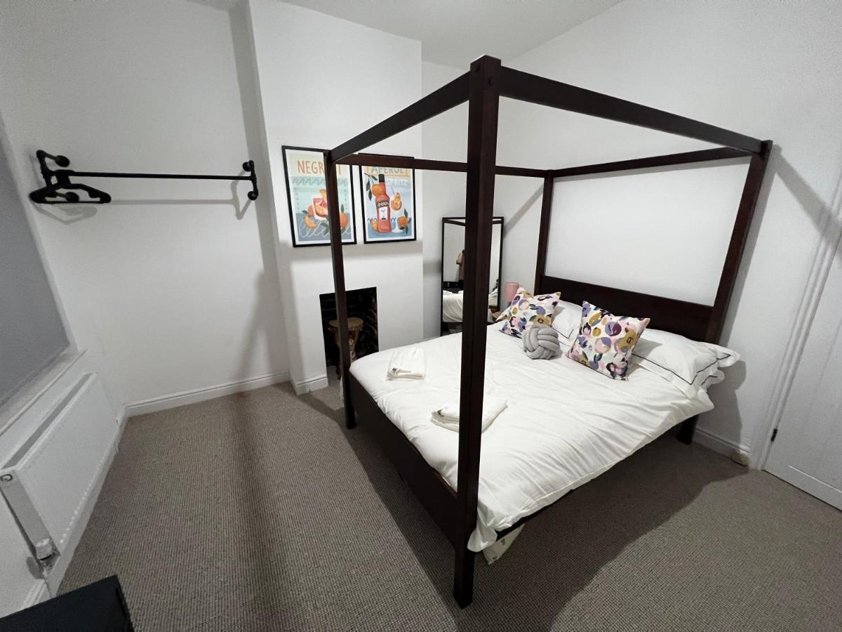 Holiday home Altrincham Terrace - 2 Bedroom House - Free Parking - Sleeps 6 - Near Tram Stop Manchester