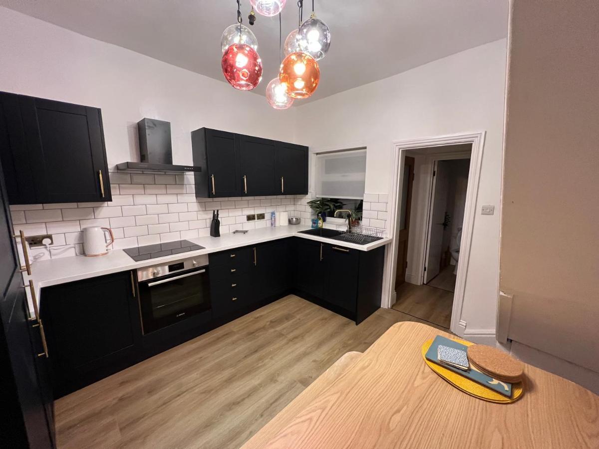 Altrincham Terrace - 2 Bedroom House - Free Parking - Sleeps 6 - Near Tram Stop Holiday home *