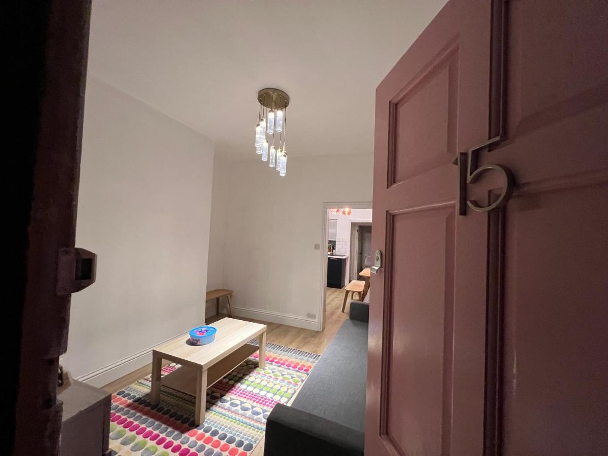 Altrincham Terrace - 2 Bedroom House - Free Parking - Sleeps 6 - Near Tram Stop Manchester
