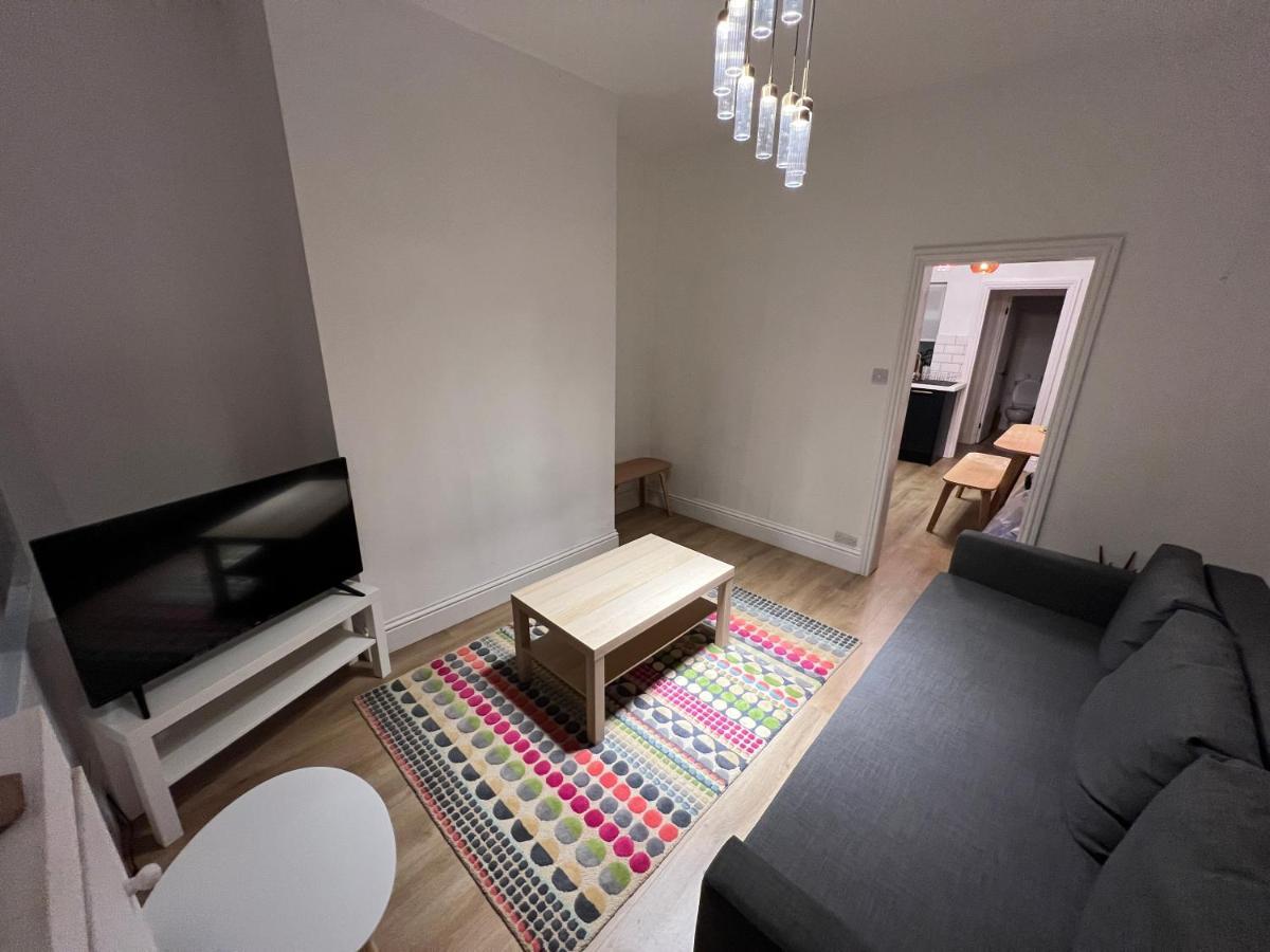 Altrincham Terrace - 2 Bedroom House - Free Parking - Sleeps 6 - Near Tram Stop Holiday home Manchester