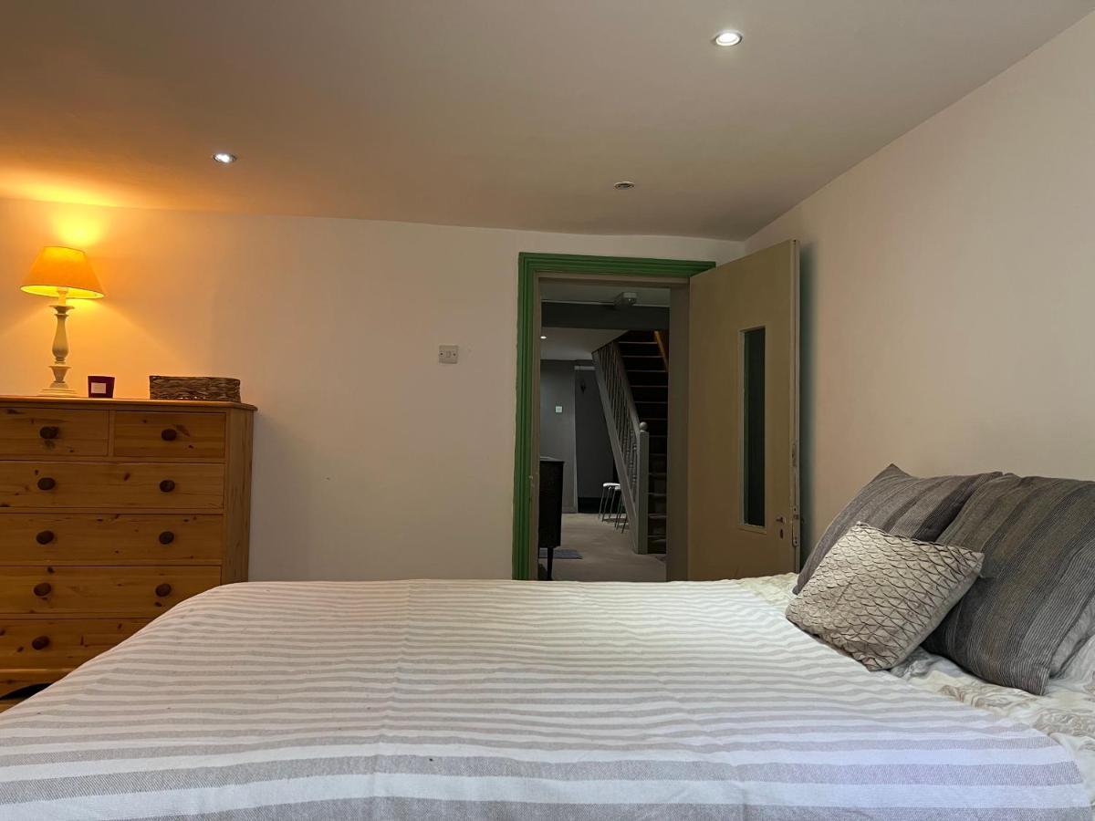 Apartment Spacious Basement Studio Manchester