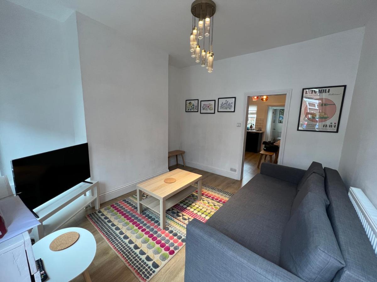 Altrincham Terrace - 2 Bedroom House - Free Parking - Sleeps 6 - Near Tram Stop * Manchester