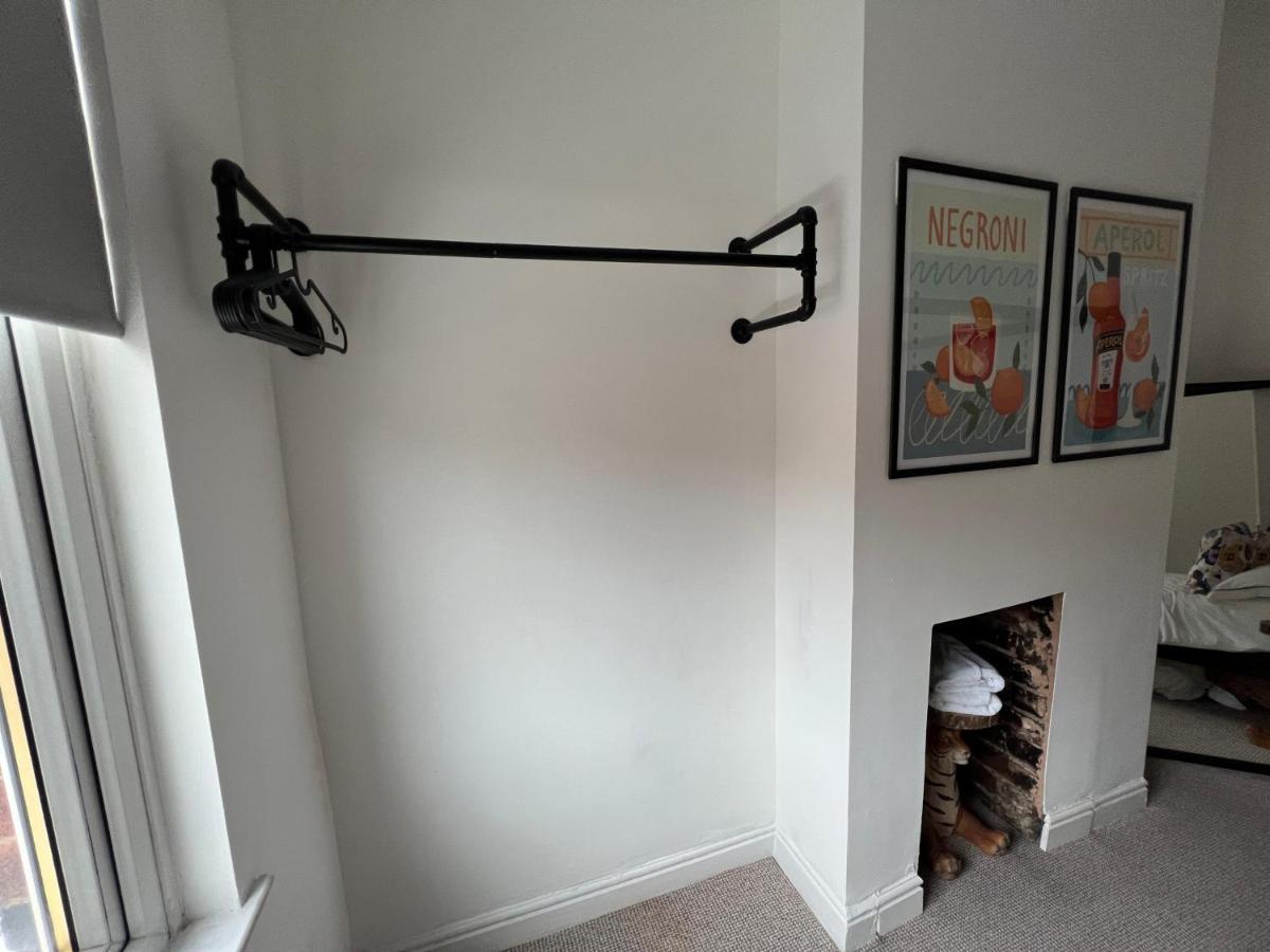 Altrincham Terrace - 2 Bedroom House - Free Parking - Sleeps 6 - Near Tram Stop *