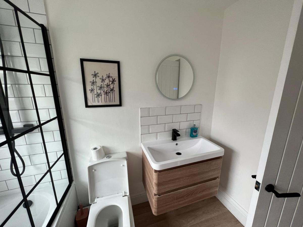 Altrincham Terrace - 2 Bedroom House - Free Parking - Sleeps 6 - Near Tram Stop * Manchester