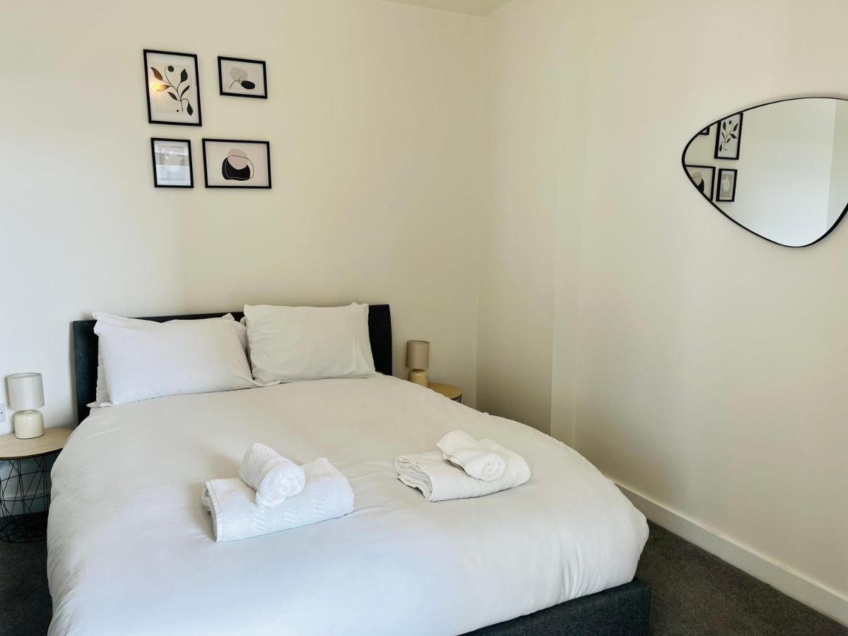 Lovely Available In Old Trafford Apartment