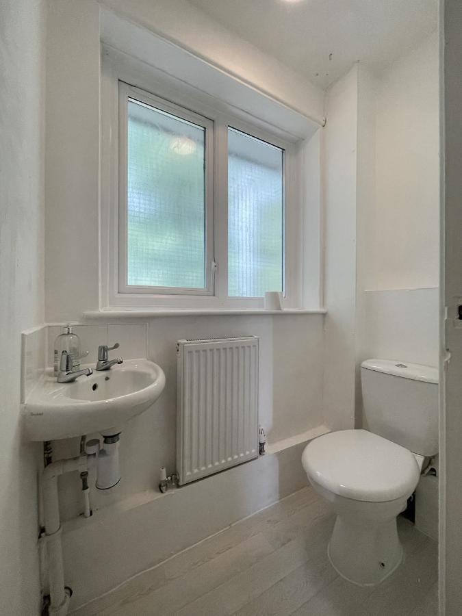 Bright, Warm & Cozy House In Harpurhey *