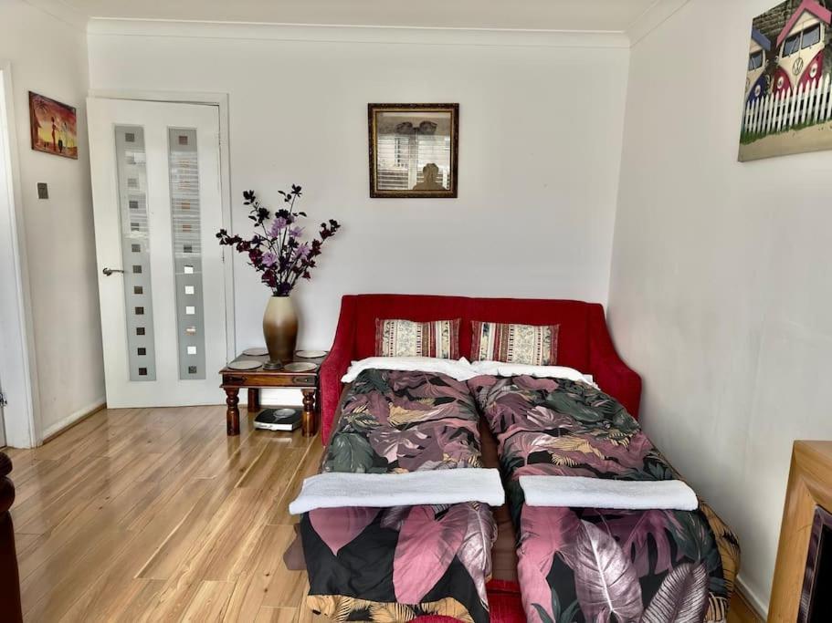 Entire 3 Bedroom House Near Centre + Free Parking Apartment