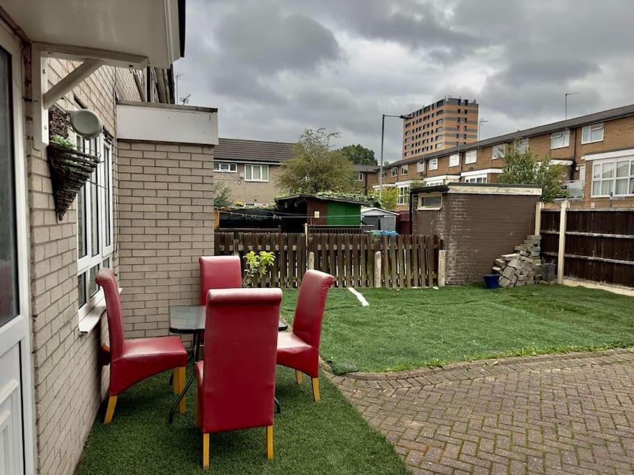 Entire 3 Bedroom House Near Centre + Free Parking Apartment
