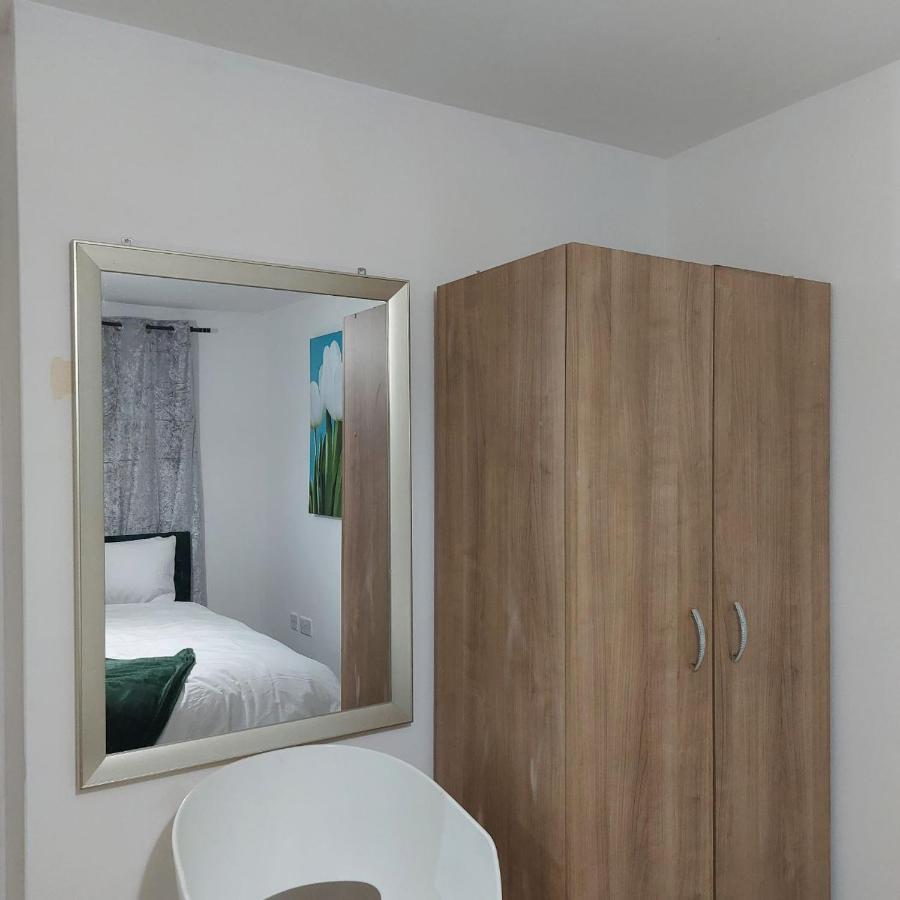 2 Bedroom 2 Bathroom Free Parking Nearby Apartment *