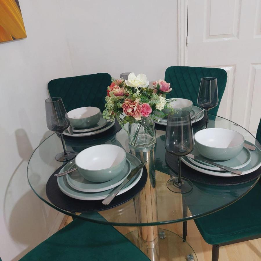 2 Bedroom 2 Bathroom Free Parking Nearby * Manchester