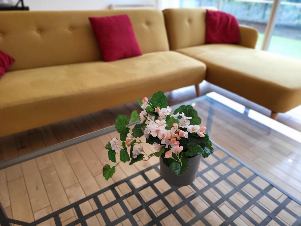 Luxury 2 Bed Apt On River, Wifi, Parking, Garden Apartment *