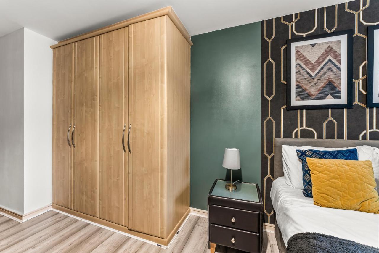 Large - Sleeps 8 * Manchester