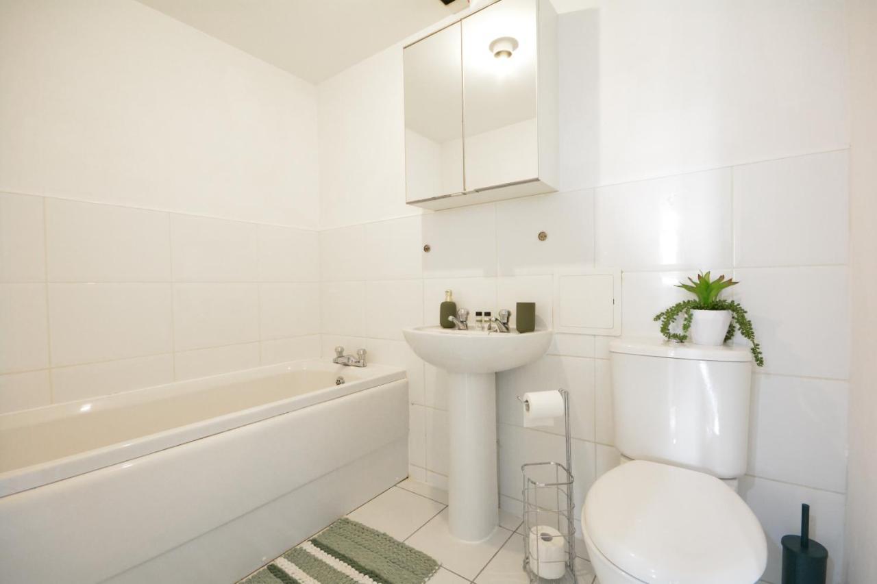 2 Bedroom 2 Bathroom Free Parking Nearby