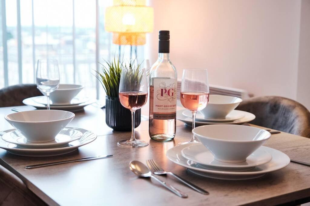 Pluxa Nordic Sky - Spacious Gem 2bed 2bath, & Free Parking Apartment