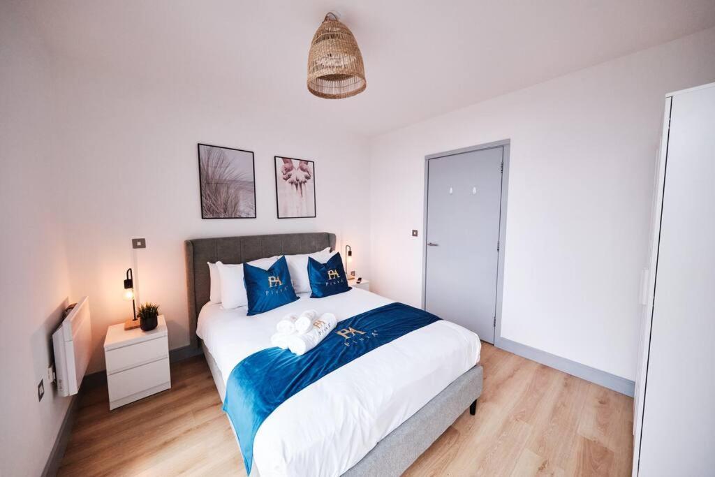 Pluxa Nordic Sky - Spacious Gem 2bed 2bath, & Free Parking Apartment Manchester