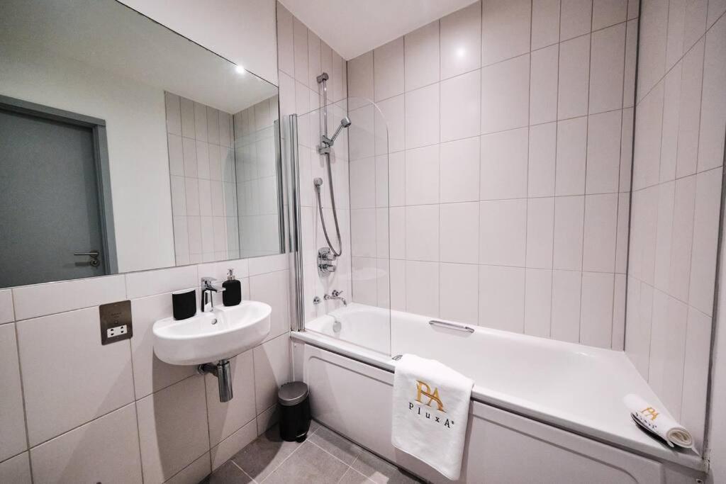Pluxa Nordic Sky - Spacious Gem 2bed 2bath, & Free Parking * Manchester