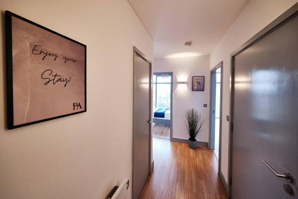 Pluxa Nordic Sky - Spacious Gem 2bed 2bath, & Free Parking Apartment *