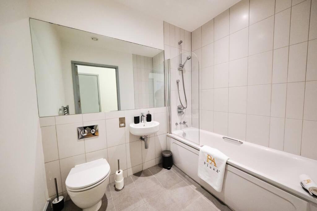 Pluxa Nordic Sky - Spacious Gem 2bed 2bath, & Free Parking * Manchester