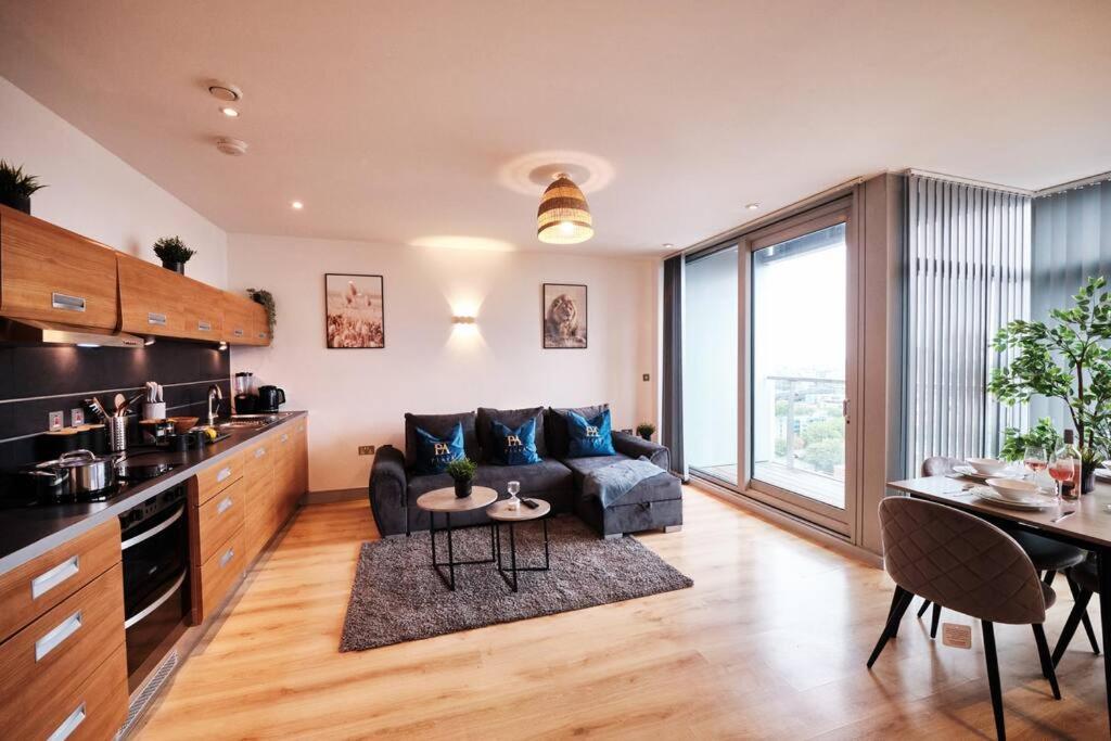 Pluxa Nordic Sky - Spacious Gem 2bed 2bath, & Free Parking Manchester