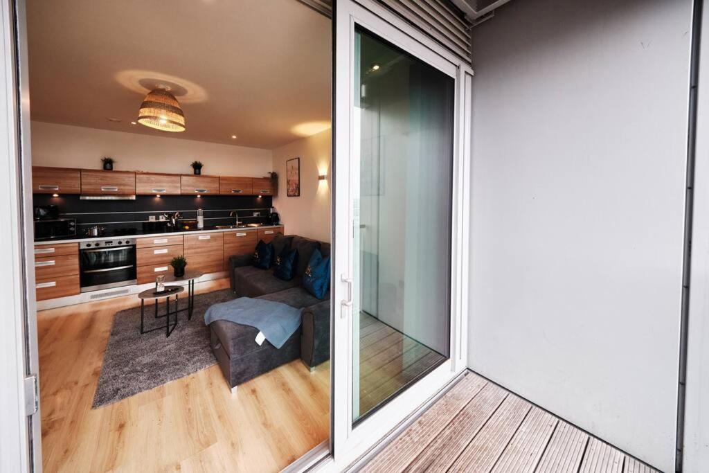 Pluxa Nordic Sky - Spacious Gem 2bed 2bath, & Free Parking Apartment *
