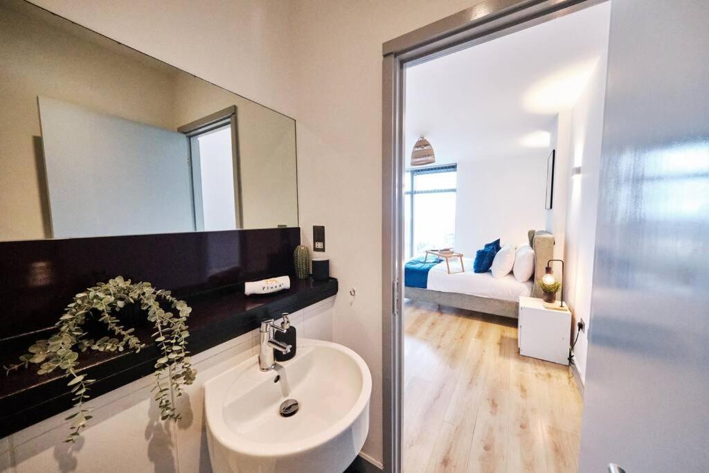 Pluxa Nordic Sky - Spacious Gem 2bed 2bath, & Free Parking * Manchester