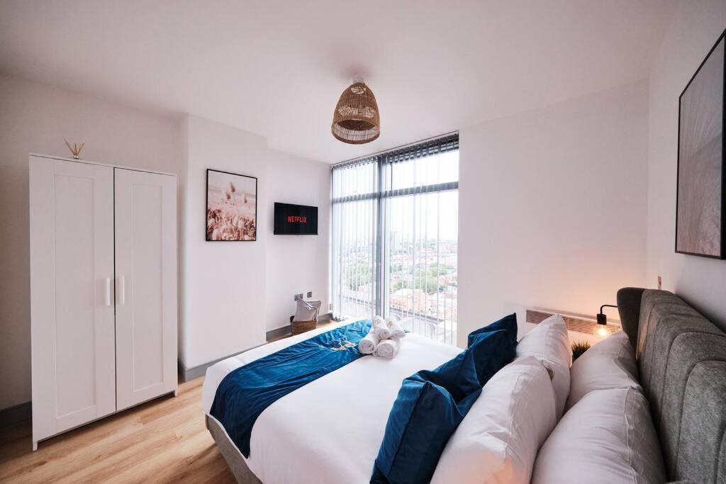Pluxa Nordic Sky - Spacious Gem 2bed 2bath, & Free Parking Apartment Manchester