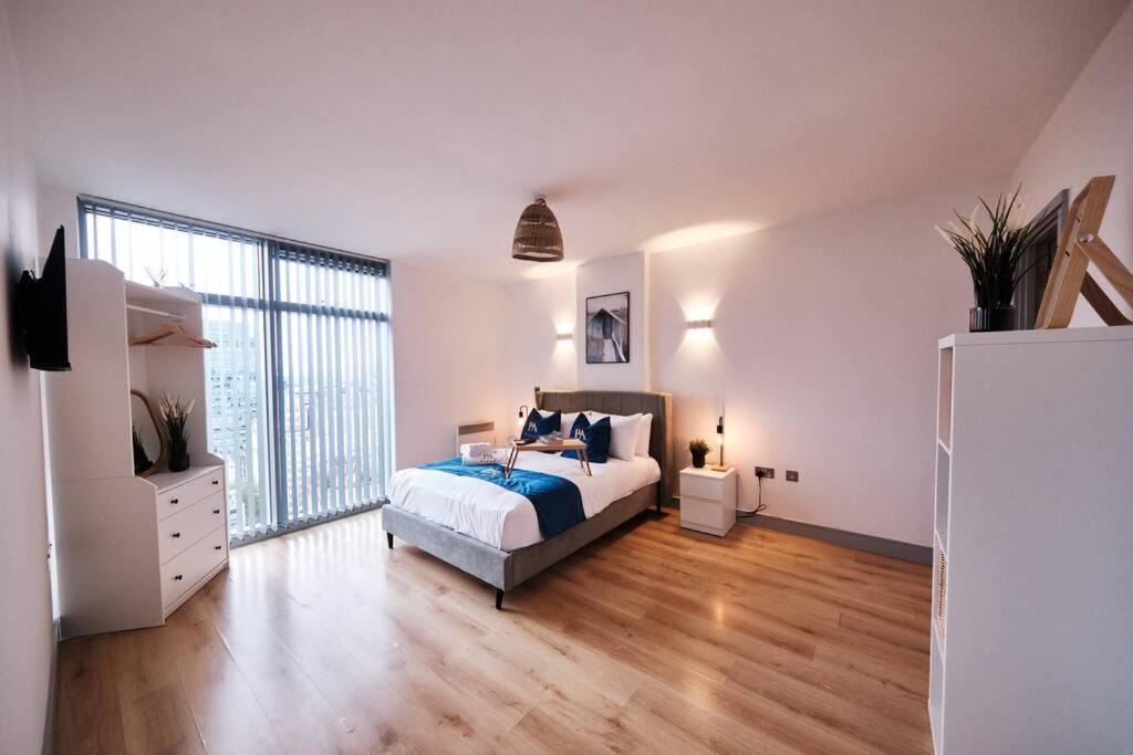 Pluxa Nordic Sky - Spacious Gem 2bed 2bath, & Free Parking Apartment Manchester