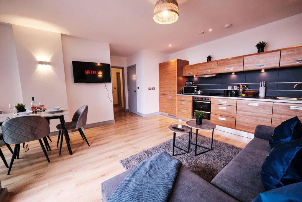 Pluxa Nordic Sky - Spacious Gem 2bed 2bath, & Free Parking * Manchester