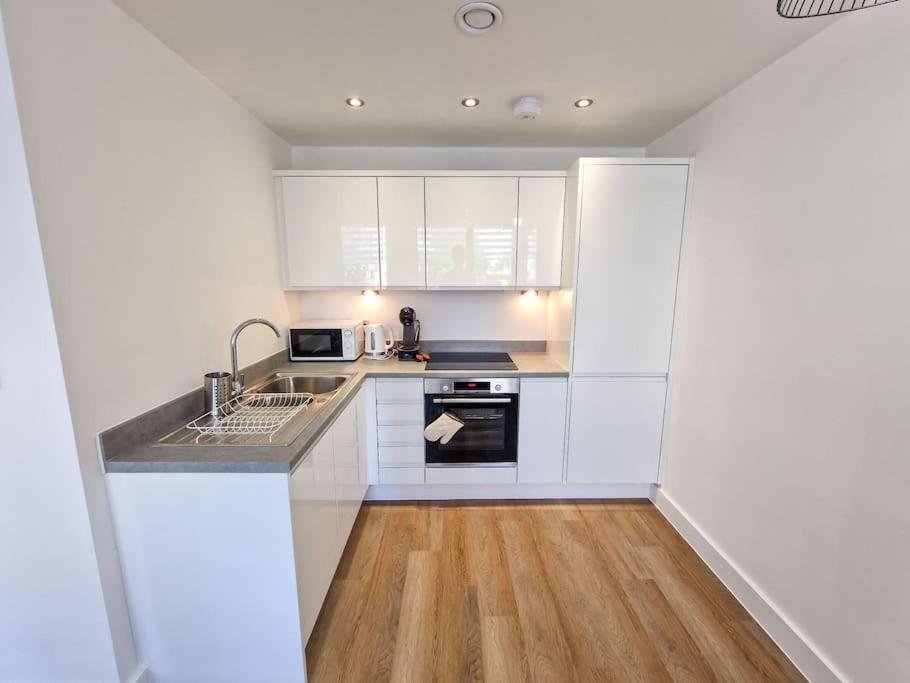 Free Parking: Old Trafford Apartment