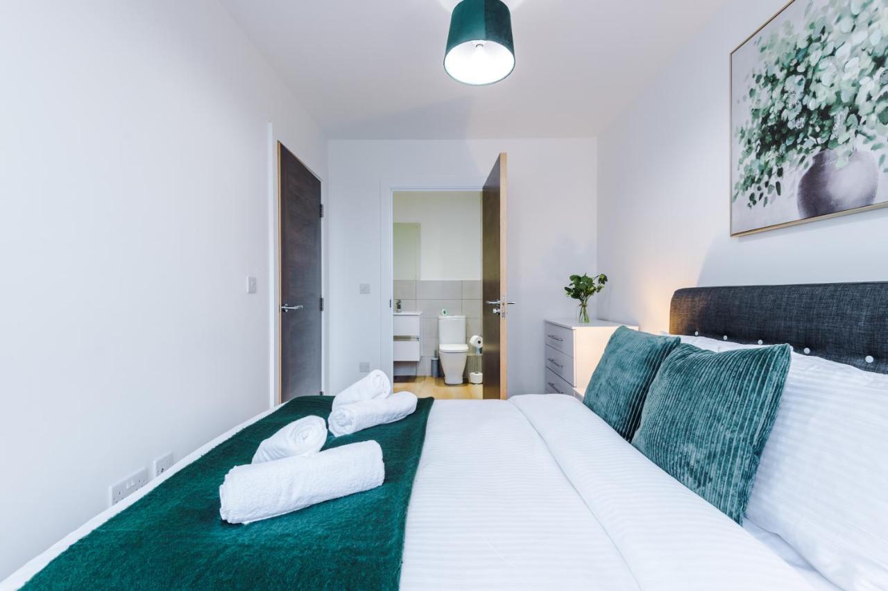 Stylish Haven: 2-bed Apartment Manchester