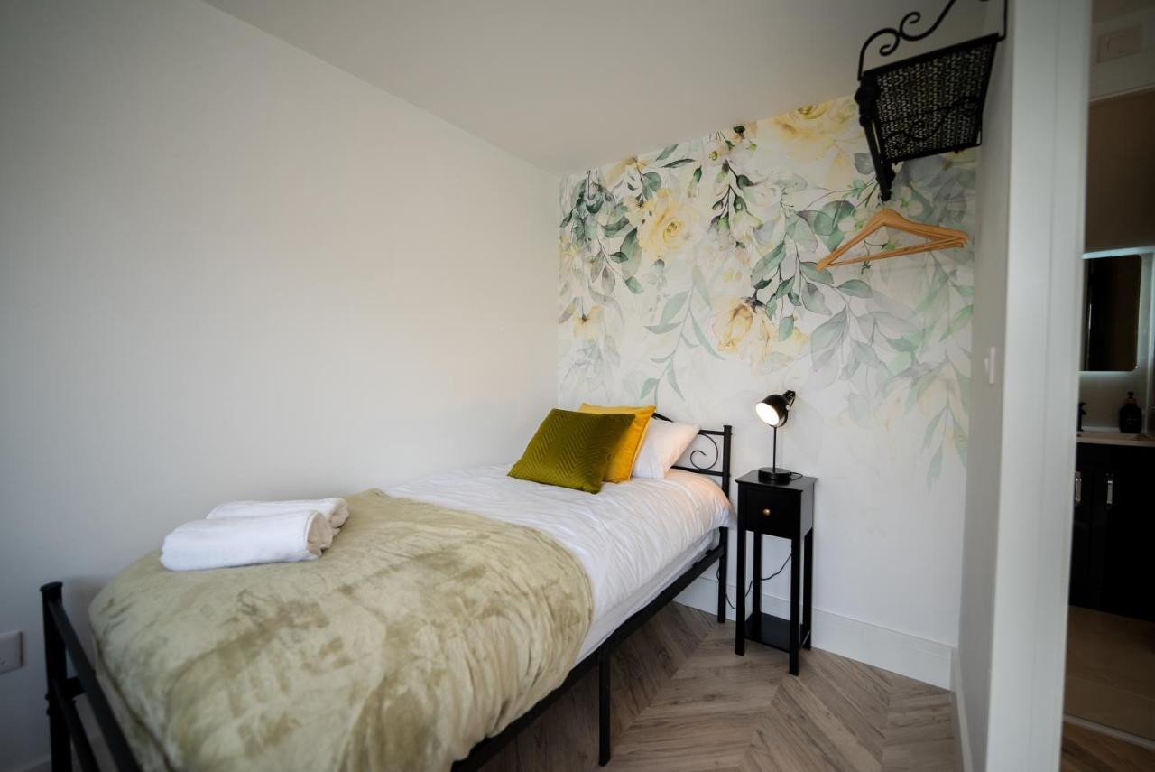 Exquisite 6 Bedroom Luxury Holiday home Manchester