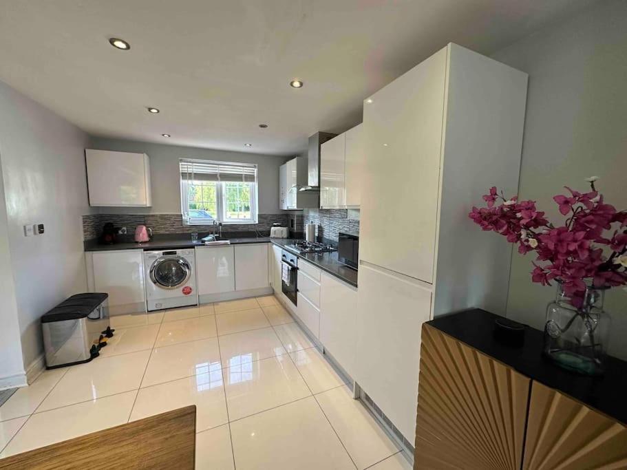 Waterside Mufc & Trafford Centre Townhouse 4 Bedroom Free Parking Apartment *