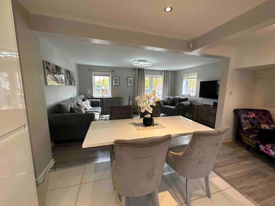 Waterside Mufc & Trafford Centre Townhouse 4 Bedroom Free Parking