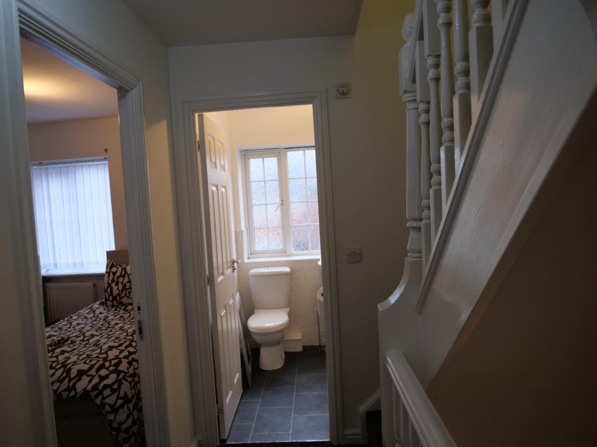 Spacious 4 Bed House, Sleep 8 Short & Long Stay, Free Parking ,5min Drive From Man Stadium Apartment *