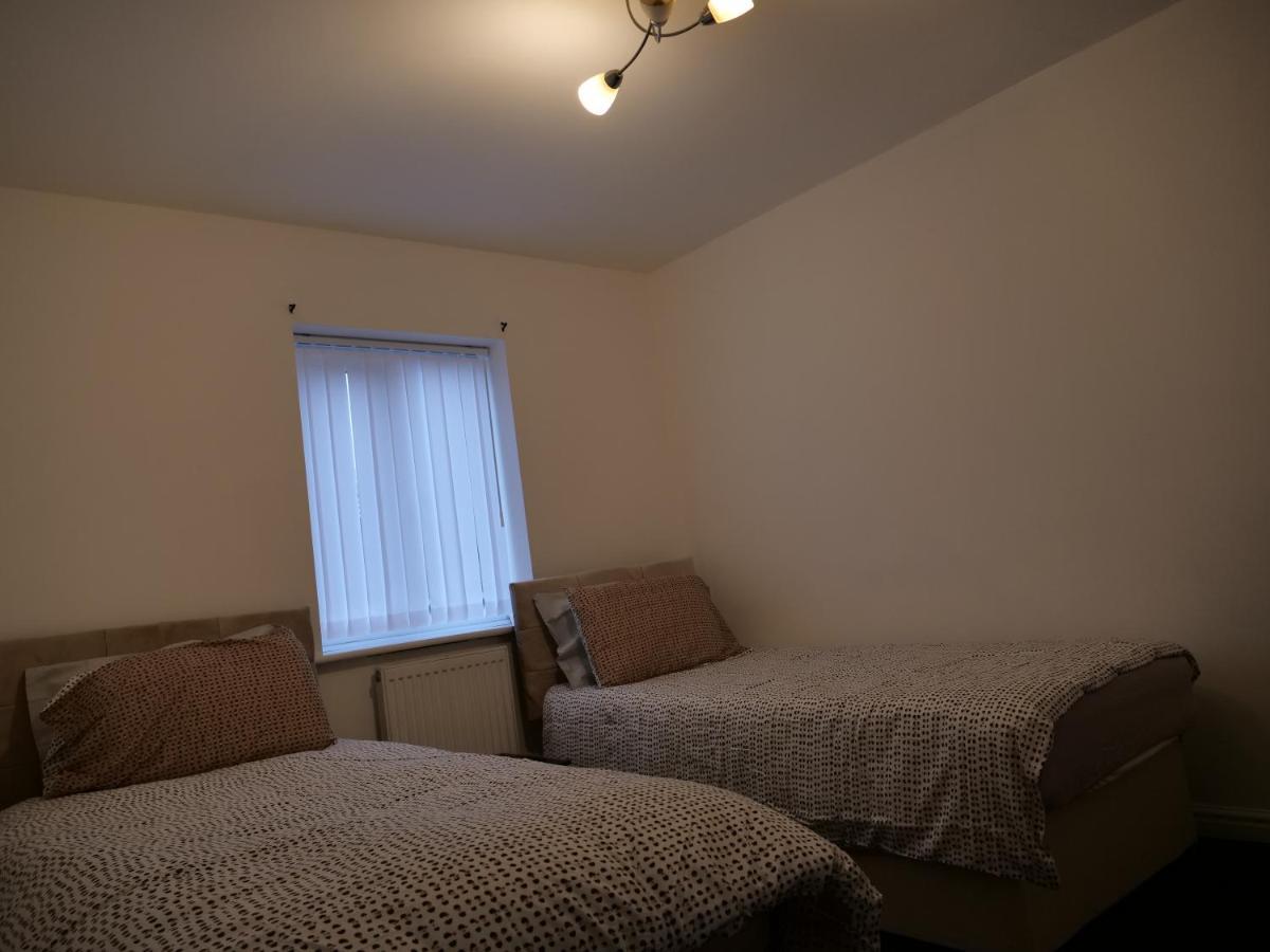 Apartment Spacious 4 Bed House, Sleep 8 Short & Long Stay, Free Parking ,5min Drive From Man Stadium *