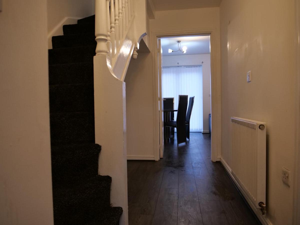 Apartment Spacious 4 Bed House, Sleep 8 Short & Long Stay, Free Parking ,5min Drive From Man Stadium Manchester