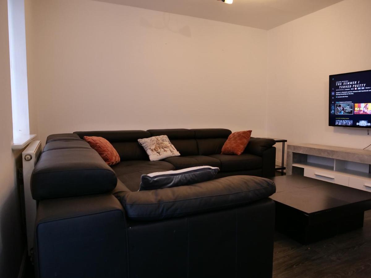 Apartment Spacious 4 Bed House, Sleep 8 Short & Long Stay, Free Parking ,5min Drive From Man Stadium *