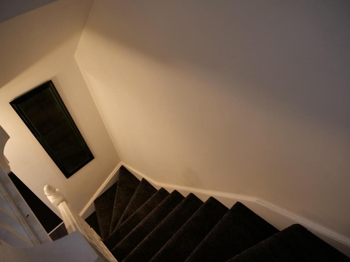 Spacious 4 Bed House, Sleep 8 Short & Long Stay, Free Parking ,5min Drive From Man Stadium Apartment