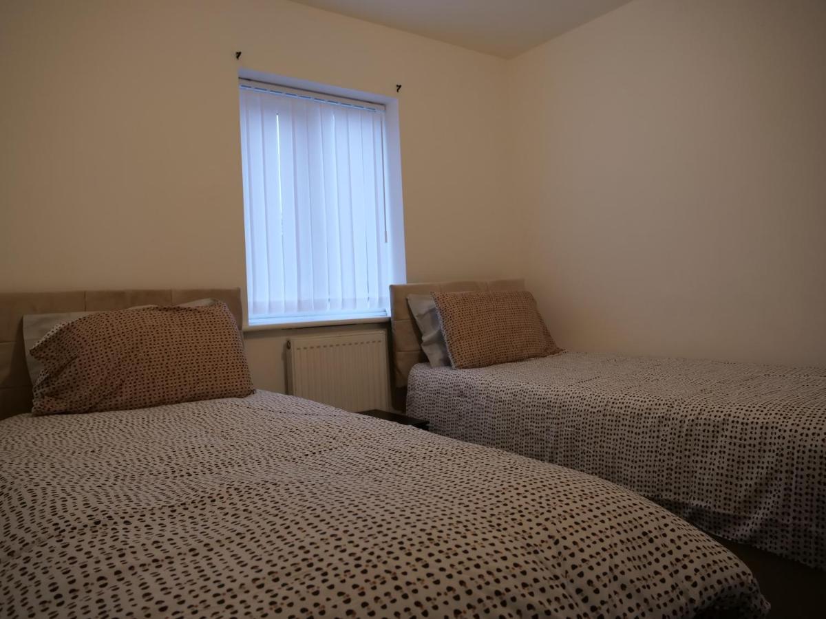 Spacious 4 Bed House, Sleep 8 Short & Long Stay, Free Parking ,5min Drive From Man Stadium Apartment Manchester
