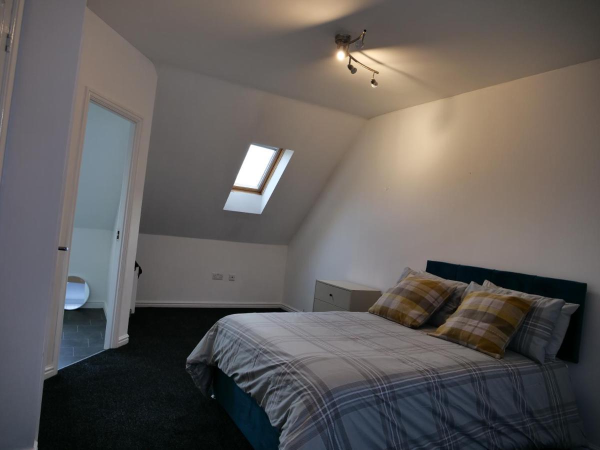 Apartment Spacious 4 Bed House, Sleep 8 Short & Long Stay, Free Parking ,5min Drive From Man Stadium *