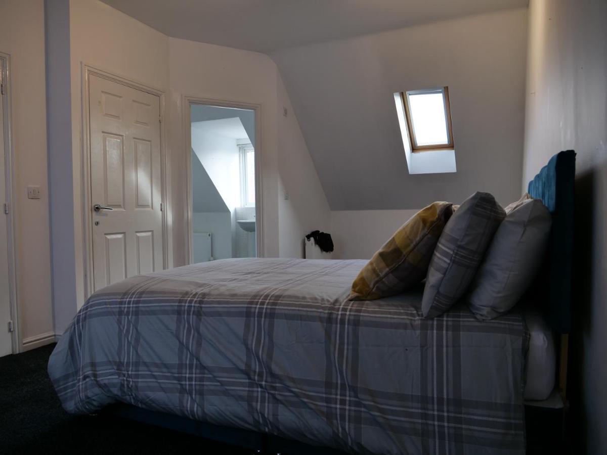 Spacious 4 Bed House, Sleep 8 Short & Long Stay, Free Parking ,5min Drive From Man Stadium Apartment