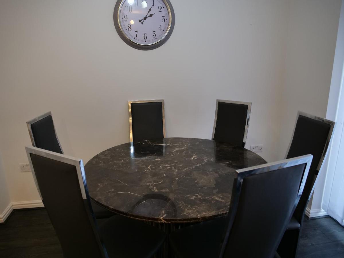 Apartment Spacious 4 Bed House, Sleep 8 Short & Long Stay, Free Parking ,5min Drive From Man Stadium