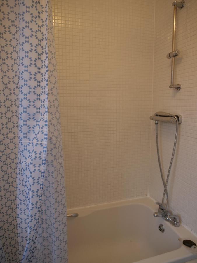 Spacious 4 Bed House, Sleep 8 Short & Long Stay, Free Parking ,5min Drive From Man Stadium Apartment *